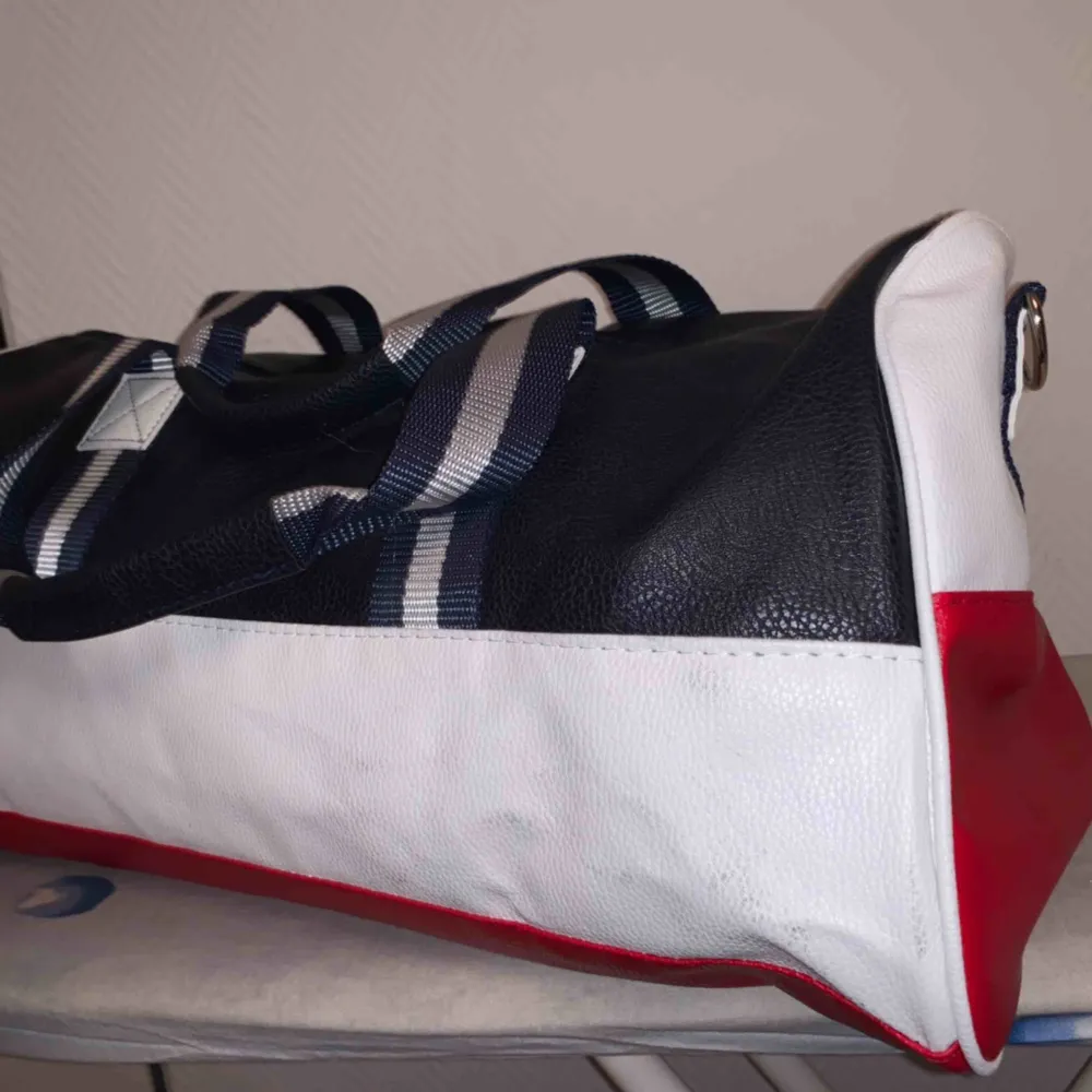 Oanvänd Tommy Hilfiger Sport Väska (A1 Kopia)   Köparen betalar Frakten 63kr . Väskor.