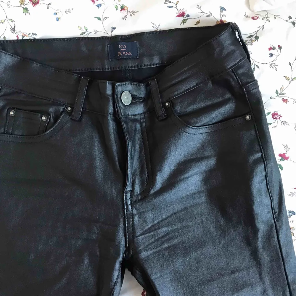 snygga ”skinn”/latex byxor från nelly, låg/regual waist. storlek S. använda men i fint skick, superbekväma! fri frakt 💛. Jeans & Byxor.