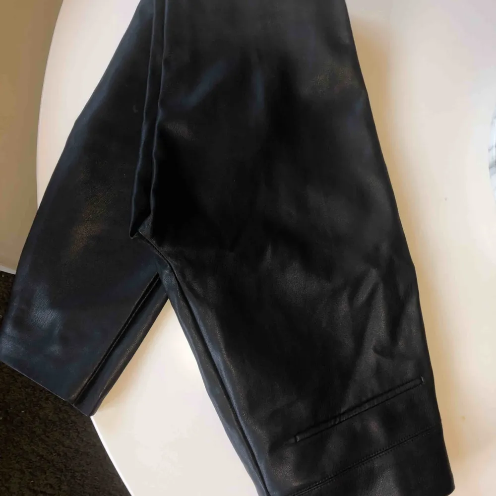 ASBALLA kostymbyxor i skinn från Zara. Sväljdes då dom e försmå tyvärr :(((((. Jeans & Byxor.