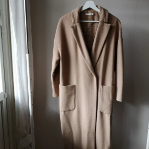  - Super fin kappa från WERA, tyvärr en storlek för stor för mig själv.   50% Ull 32% Polyester 18% Viskos