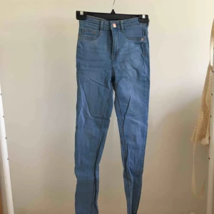  - Högmidjade Jeans, använda två-tre gånger, är i bra kvalitet men behöver strykas. Model: Molly 