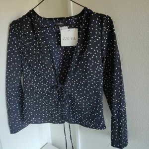  - superfin svart blus från ZAFUL. Massor av söta vita stjärnor på den. man knyter den där fram. Tyvärr alldeles för liten för mig så den väntar på sin rätta ägare ✨ Frakt tillkommer på 42 kr. Vid snabb affär kan jag göra ett paketpris 💛