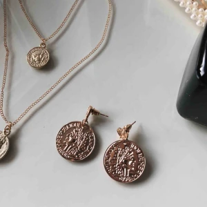  - Oanvända Örhängen, frakt tillkommer på 15kr. Se andra bilden för matchande halsband, paketpris på 130kr!