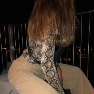  - Skön tröja i ormskinnsmönster! Man kan både ha den som den är, eller matcha med en oversized t-shirt över. Frakt på 36kr tillkommer 🙏🏼