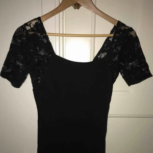  - Riktigt snygg svart body med spets. Djup i ryggen och perfekt till fest! Från Monki i S. 
