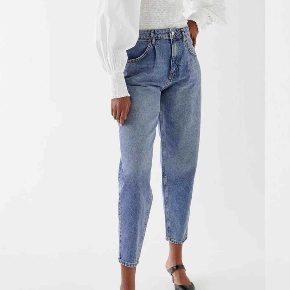 Mom jeans från Gina Tricot. Supersnygga men sitter inte bra på mig. 150kr + frakt.. Jeans & Byxor.