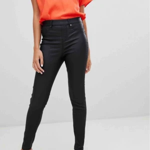  - Byxor från Nelly.com, passade inte mig så bra. 150kr + frakt.