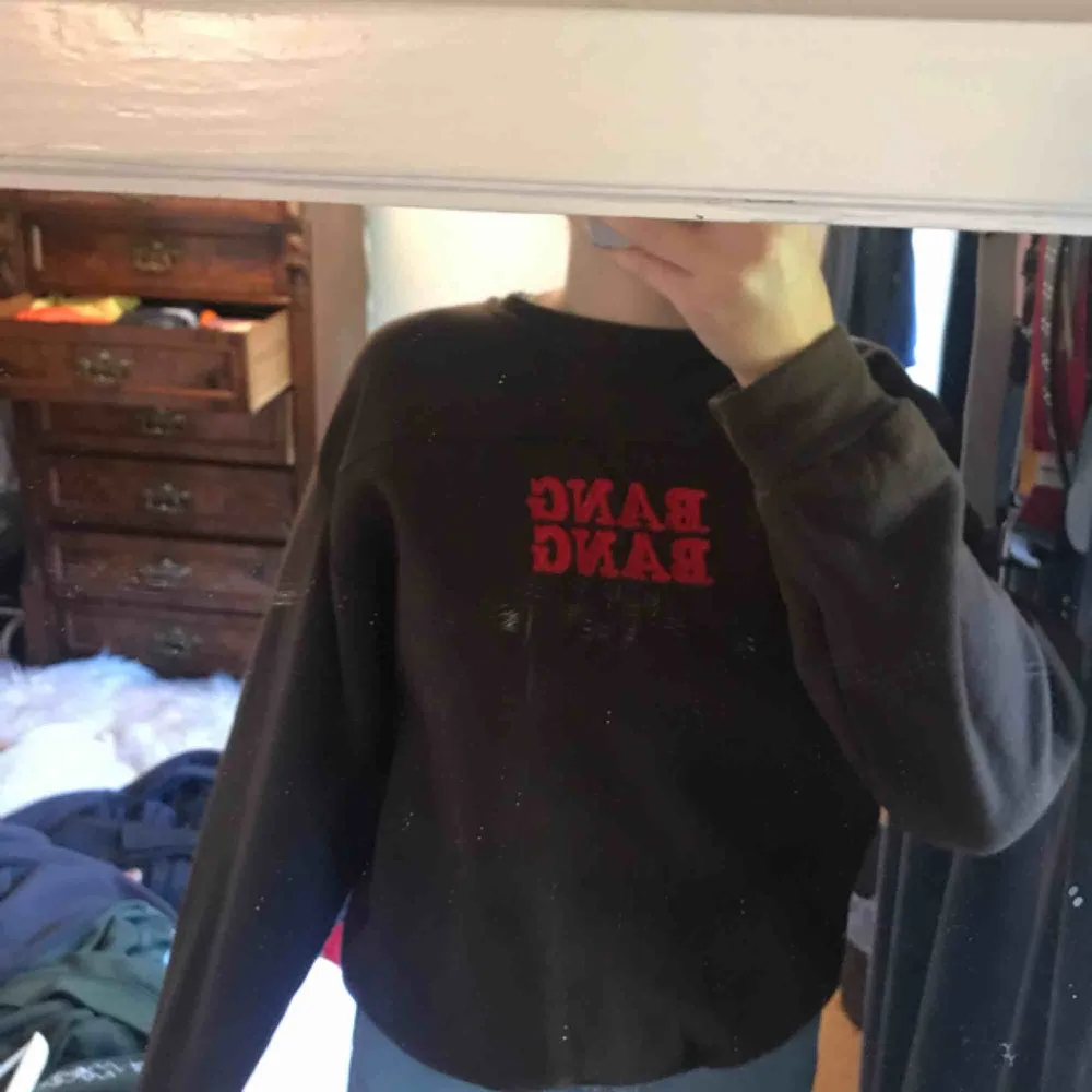 Snygg brun sweatshirt med röd text köpt på beyond retro andvänd ett fåtal gånger. . Hoodies.