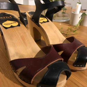  - Hasbförutomeens klackskor  Superfint skick (knappt använda)  ett jack i hälen som uppkom när de ramlade från en hylla. Syns inte när man har dem på sig.  Passar tyvärr inte mina fötter. Inköpspris 1900