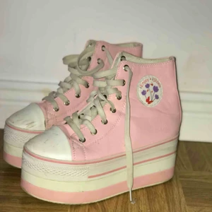 Rosa och vita platåskor  - Rosa platå skor, ny pris 649kr. Dom är lite smått slitna vilket visad på bilden men annars är dom i bra skicka. Väldigt bekväma att gå i