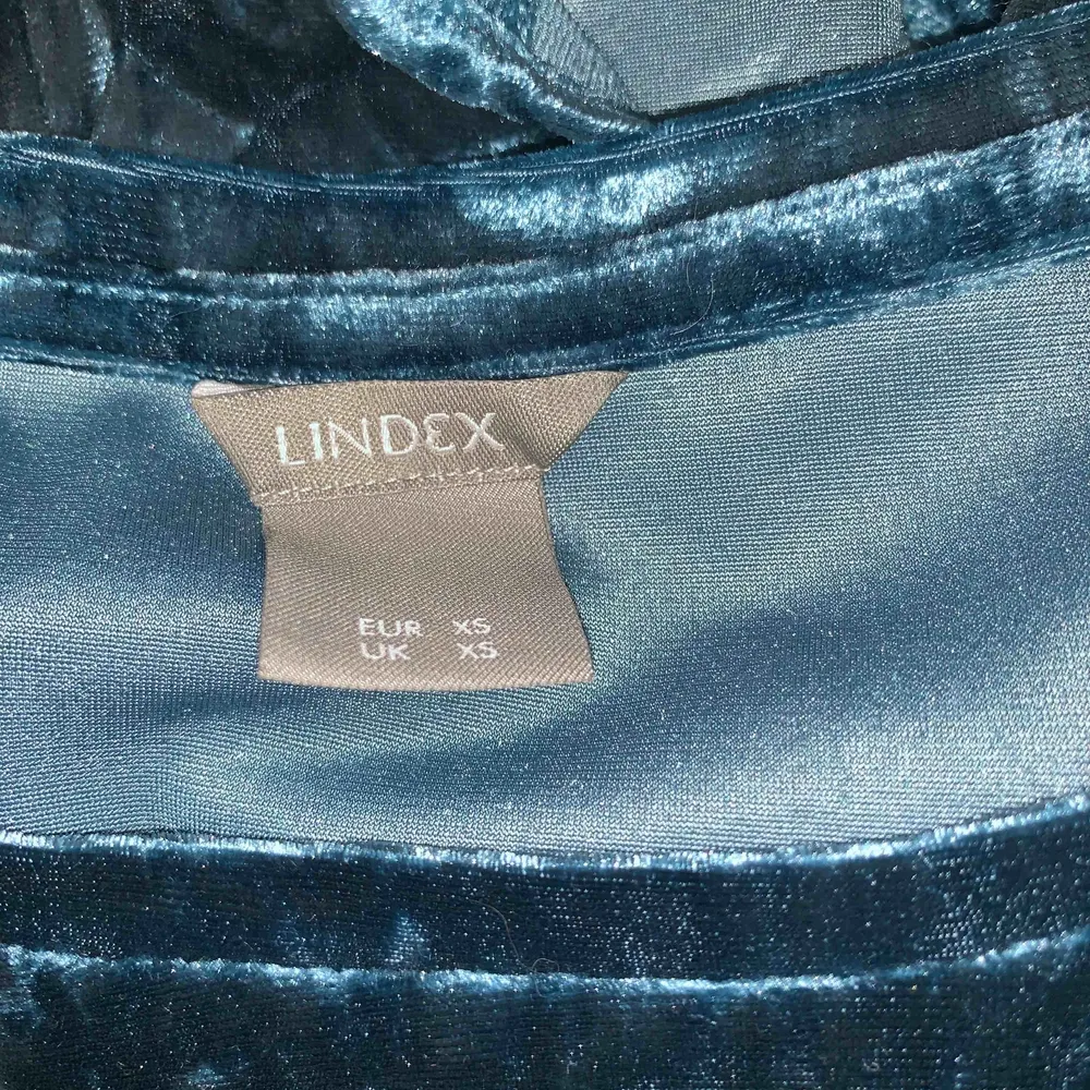 Aldrig använd velvet t-shirt från Lindex, strl XS men passar större också Köpare står för frakt!!. T-shirts.