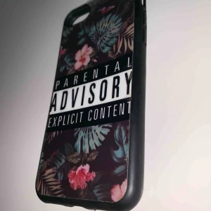  - Oanvänt skal till iPhone 7, skyddsplast fortfarande kvar ( sista bilden ) Vet inte vart det kommer ifrån. Säljer pga, passar inte min nuvarande telefon Köparen står för frakt!