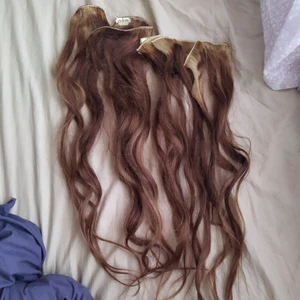  - Äkta brunt löshår, cirka 50 cm långt. Det är längre om man plattar det, vilket jag gör innan försäljning. 