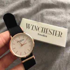  - Klocka från Winchester! Använd en gång men var ej min stil, unisex eftersom det finns så många hål. OBS!! batteriet är ej fungerande därför billigt pris så någon kan fixa nytt, nypris ca 1000kr! Köpare står för frakt!