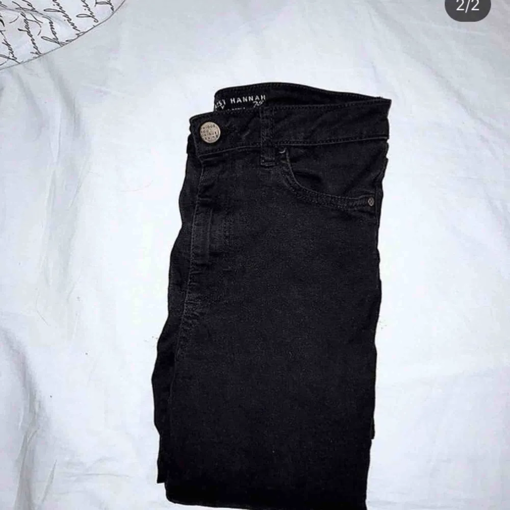Svarta högmidjade jeans  Inte mycket använda  Frakt tillkommer . Shorts.