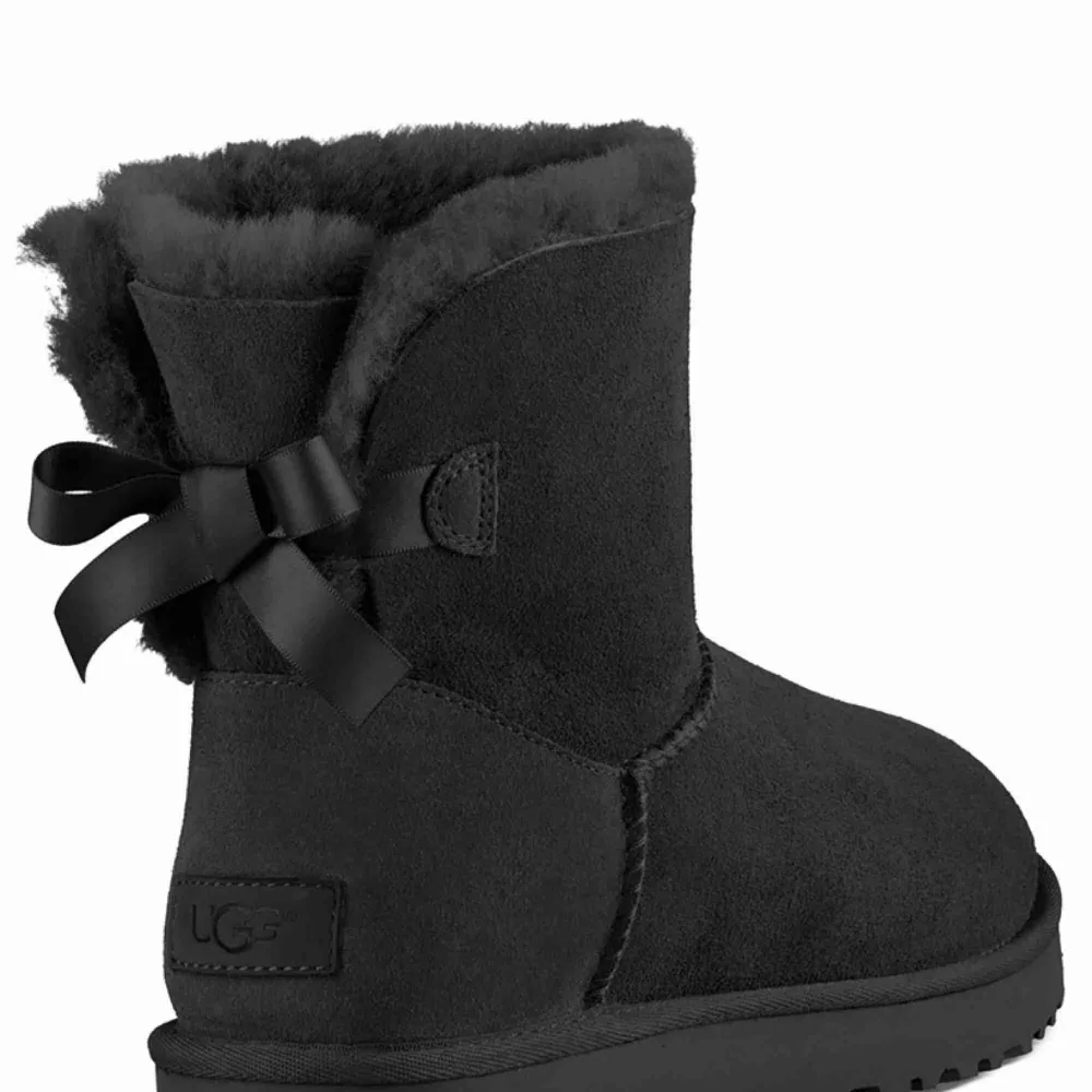 Säljer dessa ugg’s. Storlek 37.  Dom är använda men är inte så slitna och använd en höst bara, så ullen är inte nertrampad.  Jätte varma och sköna☺️. Skor.