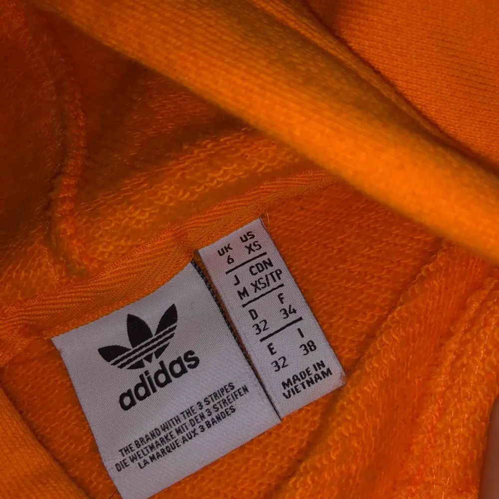 Snygg orange hoodie från adidas, lite kortare i modellen, använd ca 2ggr så jätte fint skick . Hoodies.