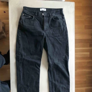  - Snygga urtvättade jeans i svart, köpta på & other strories. 