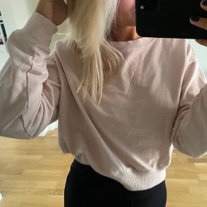 Rosa sweatshirt - Rosa sweatshirt från hm, skulle säga att den är i storleken i S. Frakten ingår redan i priset!❣️❣️