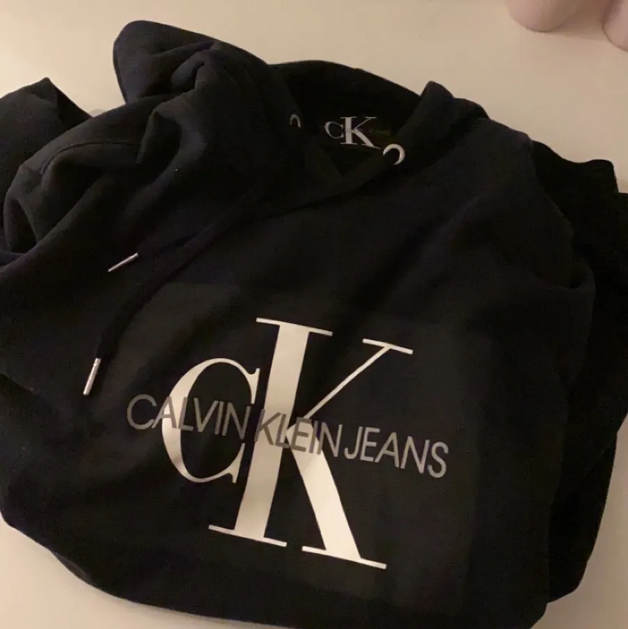 En svart hoodie från Calvin Klein i storlek S. Köparen står för frakt på ca 70 kr. :) Orginalpris-900kr.                                  Vid snabbt köp kan jag sälja hoodien+ frakten för 400.. Hoodies.