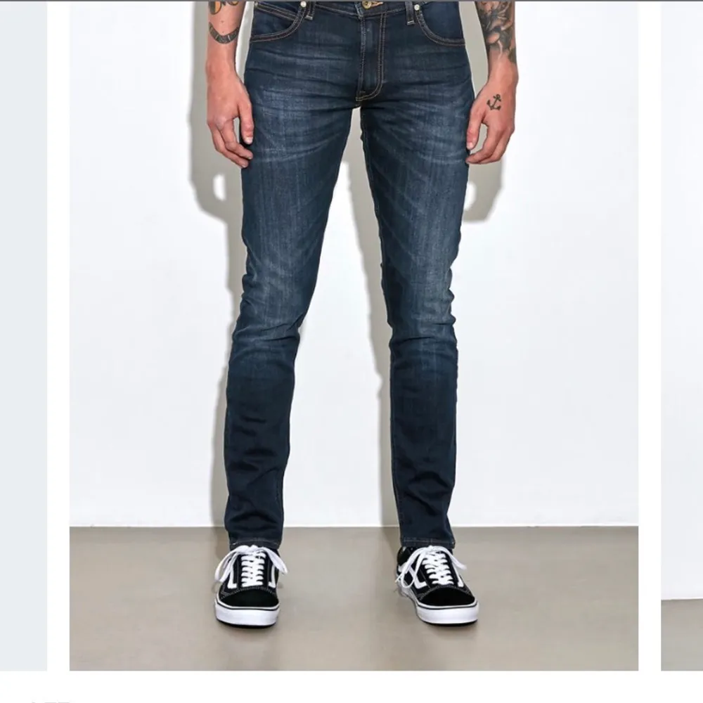 Riktigt fina jeans från Lee till säljes pga för små. NYPRIS: 999 kr men säljs för 199 kr där pris samt frakt kan diskuteras! Sparsamt använda, tvättade ett fåtal gånger W28 L32 OBS: Mer info på sista bilden! FÖRSLAG PÅ PRIS TAS GÄRNA EMOT!. Jeans & Byxor.
