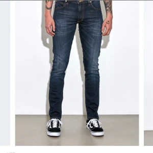 Lee jeans ”Luke” - Riktigt fina jeans från Lee till säljes pga för små. NYPRIS: 999 kr men säljs för 199 kr där pris samt frakt kan diskuteras! Sparsamt använda, tvättade ett fåtal gånger W28 L32 OBS: Mer info på sista bilden! FÖRSLAG PÅ PRIS TAS GÄRNA EMOT!