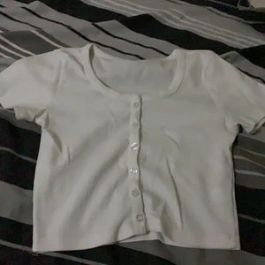Vit top med knappar - Urgullig topp med knappar från zara. Använd endast en gång till studentfirande. Inga anmärkningar alls och alla knappar finns kvar! :)Buda! köparen står för frakt