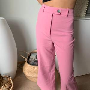 Så söta byxor från Zara! 🦋⭐️ Jättefin ljusrosa färg och endast använda 2 ggr! Köpta för 500 kr, slutsålda på Zara 