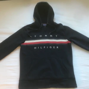 Tommy Hilfiger hoodie - Bra skick, använd fåtal gånger, passar s,sm, passar också under tajta jackor, bra till hösten & vintern.              Nypris 800kr säljer för 399kr