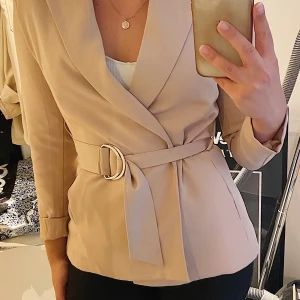 Beige kavaj NA-KD - Jättefin beige kavaj från NA-KD strl. 36. Använd sparsamt. 