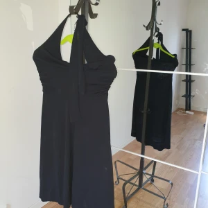 Klänning - Svart klänning i strech bar rygg