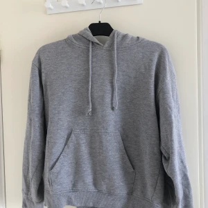 Grå hoodie - Grå hoodie