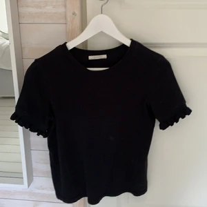 Zara topp - Svart zara topp med volanger på ärmarna. Finns ej tillgänglig i butik länge. Strl S i mycket bra skick. Hör av dig vid intresse! 80kr med frakt.
