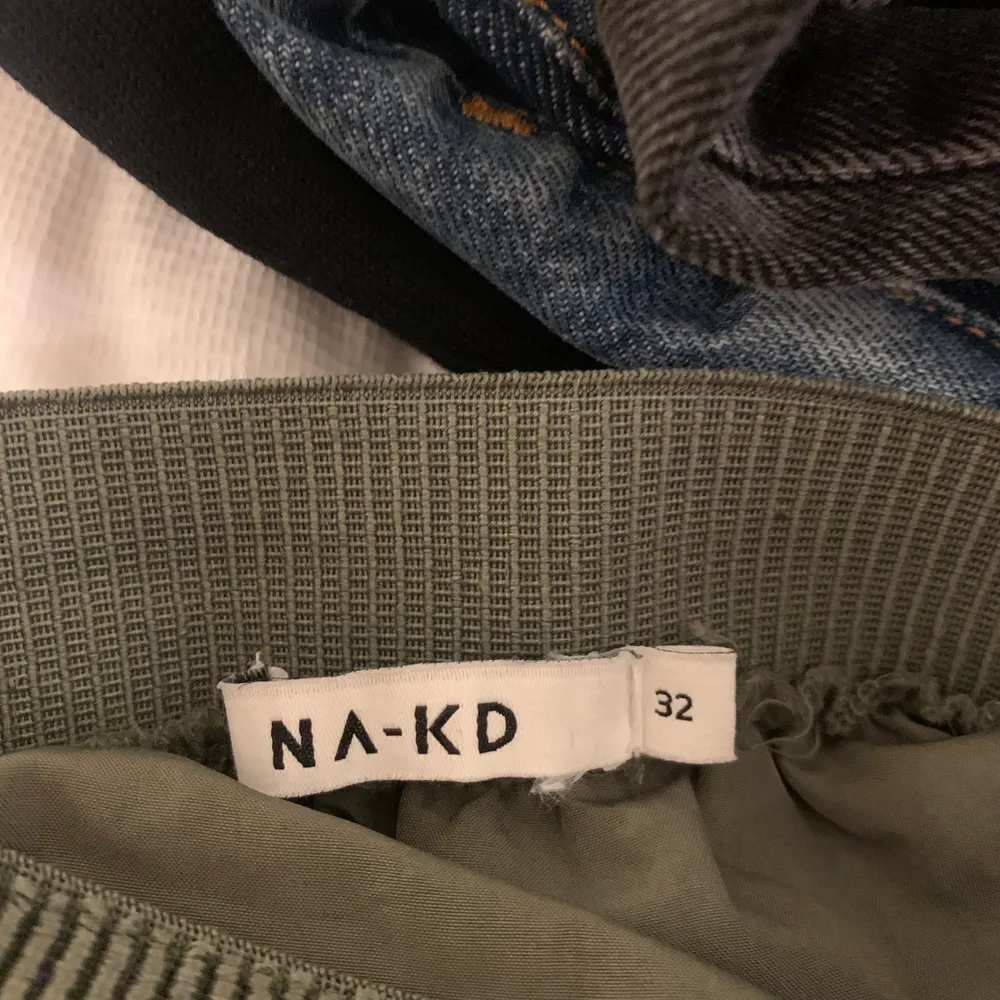 En mörkgrön plisserad långkjol från NAKD! Stl 32 men passar säkert större och mindre med stanke på att det är resår! Säljer pågrund av att den aldrig används och endast är testad en gång, köparen står för frakten! . Kjolar.