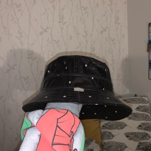 En prickig, glansig bucket hat - En prickig, glansig bucket hat från plick, tyvärr passade den inte mig. Med så sjukt snygg! 