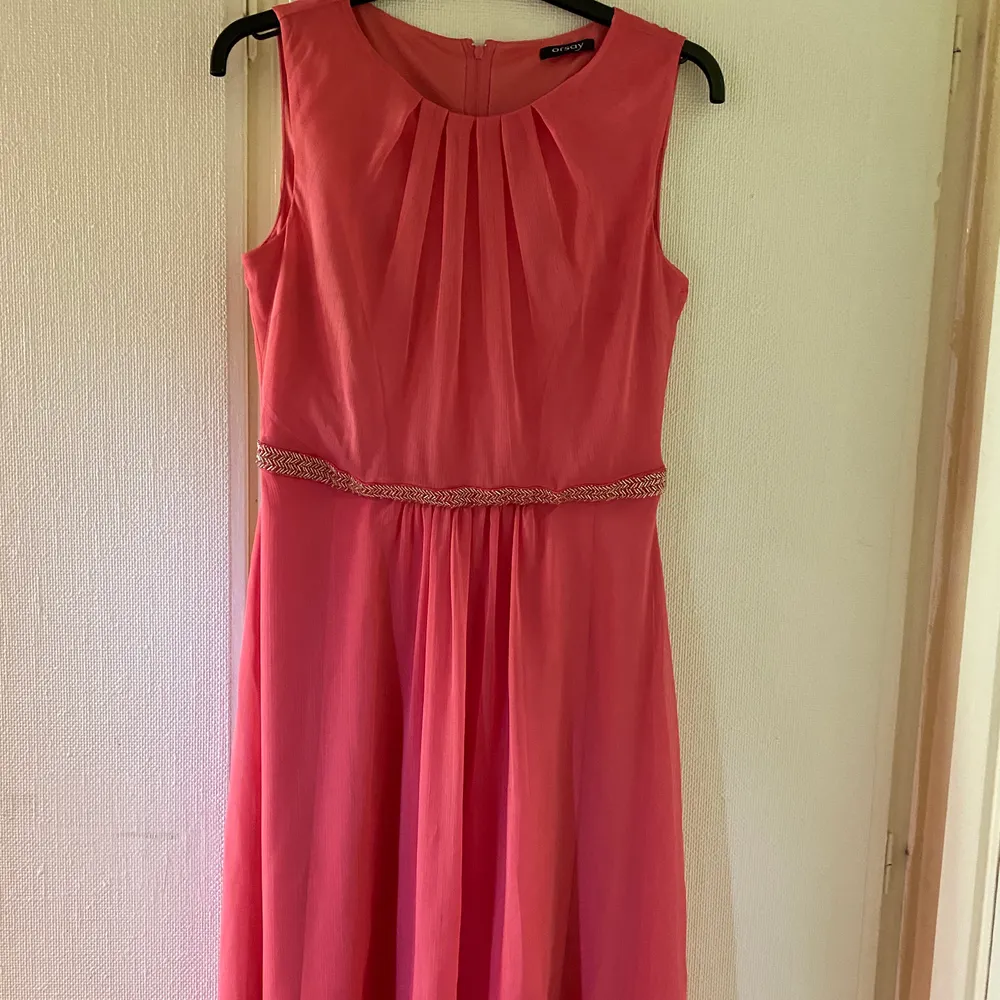 En rosa klänning från märket Orsay. Klänningen är i storlek 38. Klänningen är oanvänd. Köparen står för frakten.. Klänningar.