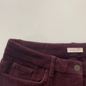 Manchesterbyxor  - Supersnygga manchesterbyxor från Levate som nästan aldrig kommit till användning😢 Storlek 38 och har en bra passform. Färger är mörklila/vinröd aktig🤩💞 