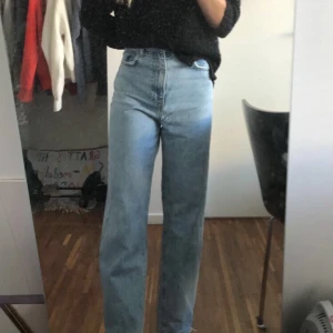 Straight leg jeans Gina  - Galet fina straight leg jeans från Gina Tricot! Medvetet ”slitet” längst ned, och en väldigt fin blå färg. Jättebra skick! Säljer pga för stora för mig (håller upp dem lite på bilden). Midjemått kan skickas🥰 