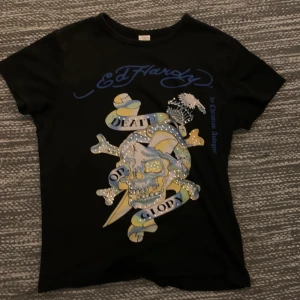 Ed hardy tisha😍 - Skiit snygg ed hardy t-shirt😍 tryck på båda sidorna, dödskallen e egentlifen fram men man kan ha den andra sidan fram också. Passar Xs-M beroende på hur man vill att den ska sitta BUDGIVNING AVSLUTAS SÖNDAG 6/9 15:00. Bud 240inkl frakt😘