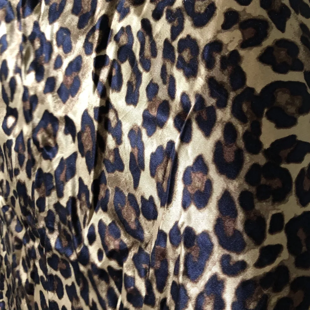 Snygg leopardkjol i glansigt tyg🐆 knappt använd o i väldigt bra skick.. Kjolar.
