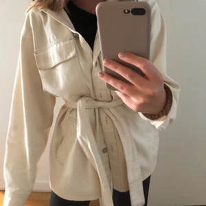 Knytjacka - Säljer min supersnygga beiga knytjacka, lika snygg när man knyter den som när man tar bort skärpet och har den öppen! Buda! 🧡