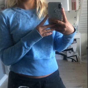 Blå collage tröja - Säljer denna blåa kollage tröja ifrån gap.