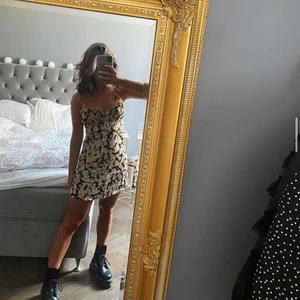 Klänning! - Sjukt snygg och trendig klänning oanvänd som passar perfekt nu på sen sommaren och in på hösten med en tjocktröja! Kommer från Byanastasia och är i storlek XS/S! För mer bilder skriv privat:) köparen står för frakten eller möts jag upp💕 köpt för 500kr