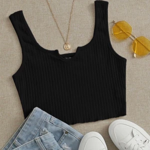 Croppat Linne - Svart croppat linne från Shein. Ribbat o ganska tunt (men ej genomskinligt) med detalj på bröstet.  Aldrig använd och kan skickas i originalförpackning. Ord pris 49kr+68kr frakt, säljer för 30kr+45kr frakt.