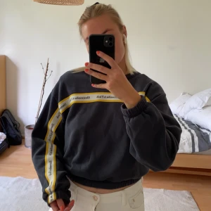 Sweatshirt från abercrombie and fitch  - Snygg Mörkblå/grå sweater från abercrombie and fitch. Frakt tillkommer 45 kronor.  Bud från 150 kronor 