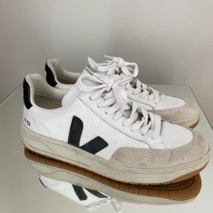Veja V-12 sneakers - Sneakers från Veja i modellen V-12. Väldigt sparsamt använda i bra skick! Dom ser smutsigare ut på bilderna än vad dom faktiskt är. Köpta för ca 1200kr, säljes för 600kr!
