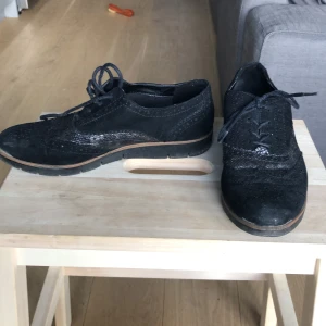 ”Finskor” strl 37 - Knappt använda svarta finskor! Storlek 37. Kan hämtas i stockholm alt skickas mot fraktkostnad 