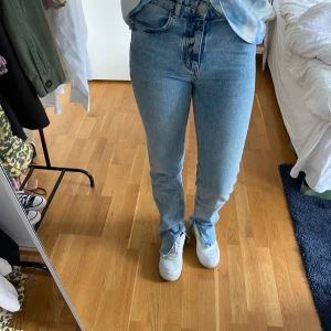 Zara slit jeans - Lite brukt. Frakt er inte inkluderad. 