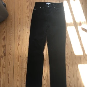 Manchesterbyxor - Säljer mina supersnygga manchesterbyxor då dom blivit för korta (är 166). Säljer för 200+frakt, köpta för 400kr på weekday💞