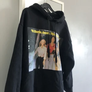 Hoodie med tryck - Så cool hoodie med tryck både bak och fram. Köpt på zara, använd fåtal gånger. Lite oversized fit, strl S